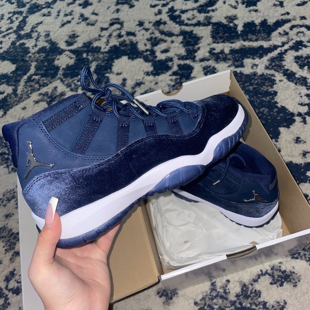 Air jordan 11 retro midnight navy brand new women’s size 8